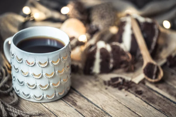 Une tasse de thé confortable et morceau de gâteau — Photo