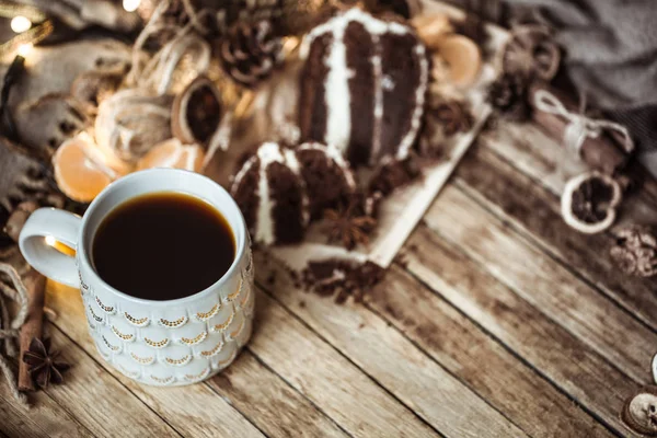 Eine gemütliche Tasse Tee und ein Stück Kuchen — Stockfoto