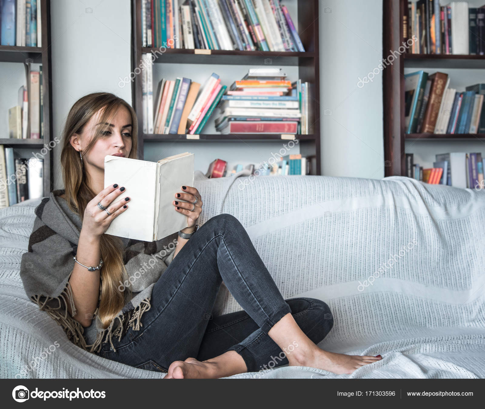 Дом девушек читать. Дом девушек читать. Девушка читает. Дом девушек читать. Фотосессия с книгами дома.