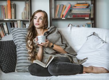 kız kanepede kitap okuma