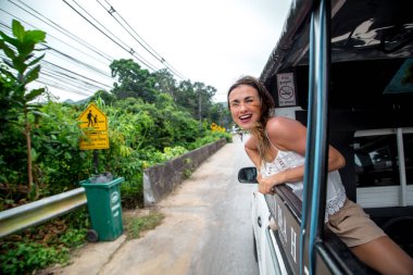 gülümseyen kız görünüyor bir taksi, pencereden dışarı tuk-Tuk
