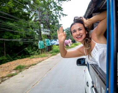 gülümseyen kız görünüyor bir taksi, pencereden dışarı tuk-Tuk