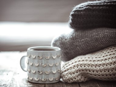 bir yığın kazak ve bir fincan çay