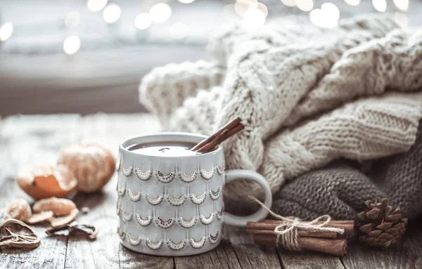 Une tasse de thé de Noël confortable nature morte — Photo