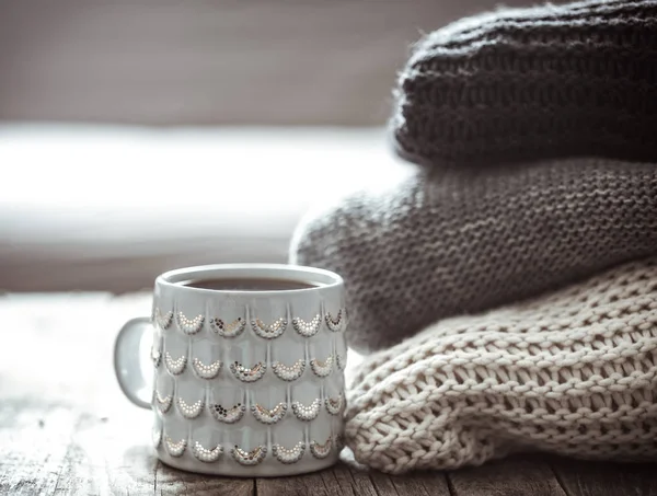 bir yığın kazak ve bir fincan çay