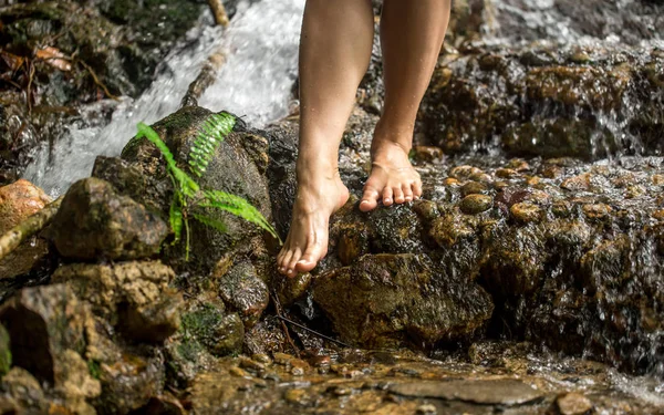 Nackte weibliche Füße auf dem Wasser — Stockfoto