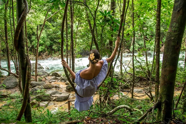 yağmur ormanlarında elbiseli kız