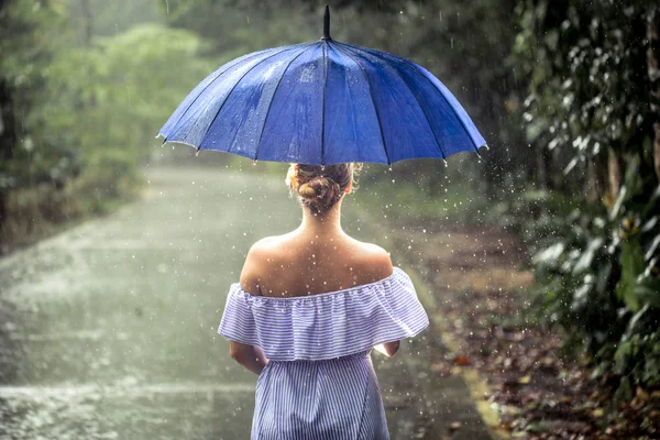 Menina com guarda-chuva sob a chuva — Fotografia de Stock