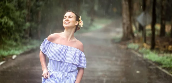 Девушка счастливый дождь — стоковое фото