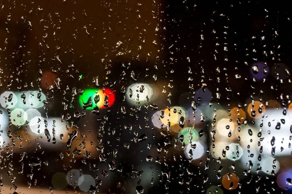 夜窗口中的雨滴 — 图库照片
