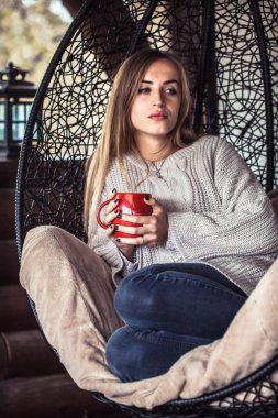 bir fincan çay rahat bir sandalyede kızla