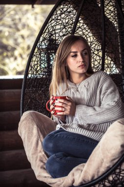 bir fincan çay rahat bir sandalyede kızla