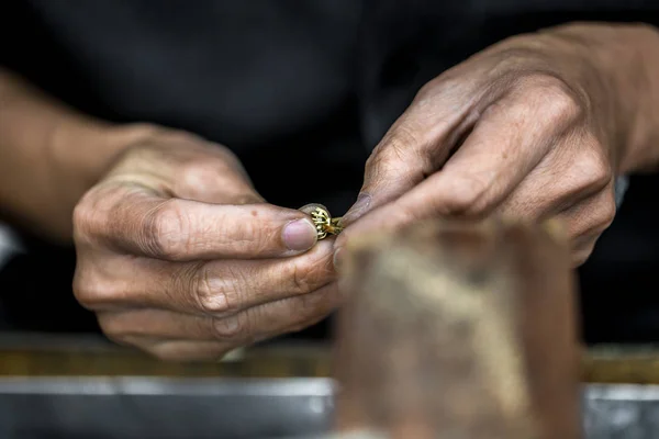 Procesamiento de piedras preciosas — Foto de Stock