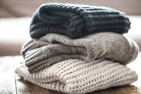 Egy halom kényelmes kötött pulóver — Stock Fotó