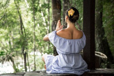 elbiseli kız meditasyon