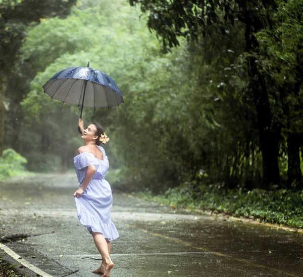 Flicka med paraply under regn — Stockfoto