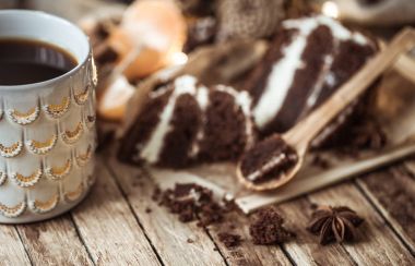 rahat bir fincan çay ve pasta