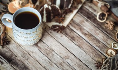 rahat bir fincan çay ve pasta