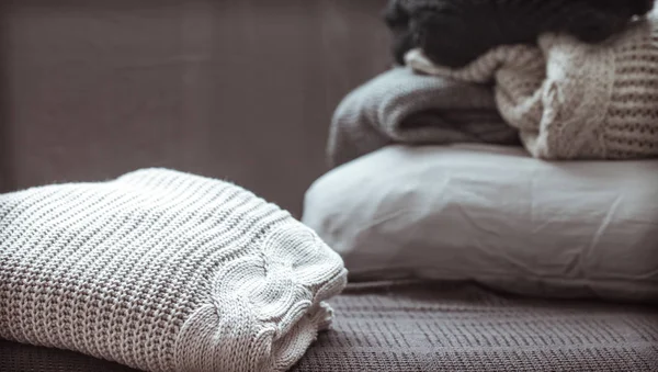 Una pila de suéteres de punto — Foto de Stock