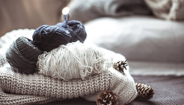 вязаный свитер с ниткой
