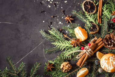 Siyah bir arka plan üzerinde Noel kompozisyon