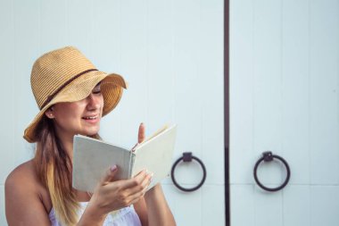 Kapıda bir kitap okuma kız