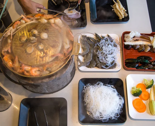 Kochen traditioneller thailändischer Gerichte — Stockfoto