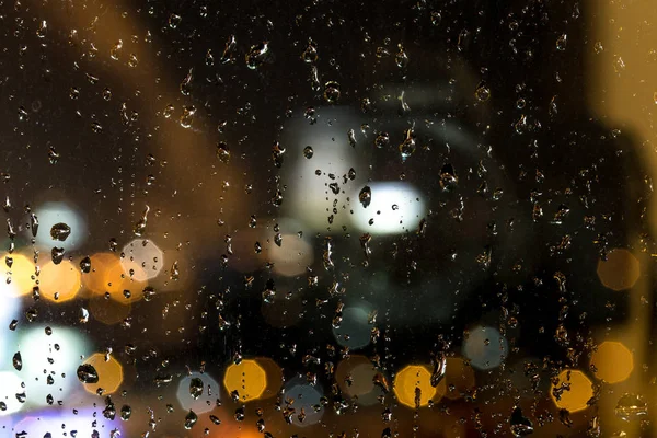 Yağmur damlaları gece penceresinde