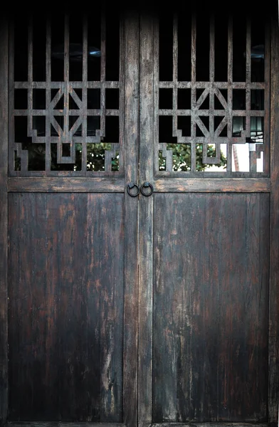 Prachtige grote oude houten deur — Stockfoto