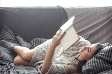 Kız okuma kitabı Divan