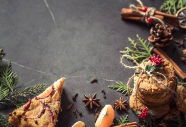 Siyah bir arka plan üzerinde Noel kompozisyon