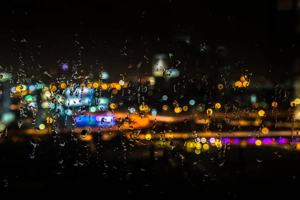 Gotas de lluvia en la ventana de noche — Foto de Stock