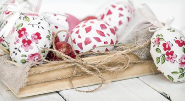 Ahşap kutusunda Paskalya yumurtaları