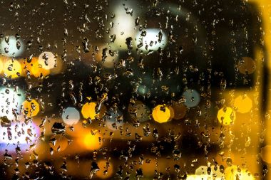 Yağmur damlaları gece penceresinde