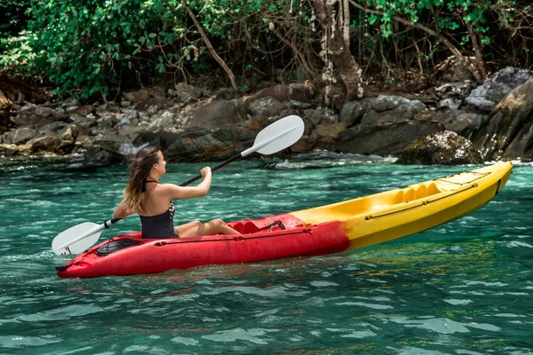 Una ragazza su una canoa — Foto Stock