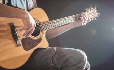 akustik gitar, yakın çekim, bir ışık, güzel bir ışık artalanda çalışır durumda adamın elini