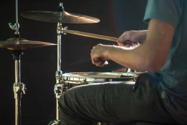 adam davul, bir ışık, güzel bir ışık arka plan kopya alanı ile oynar