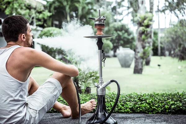 Muž kouření vodní dýmky na dovolené — Stock fotografie
