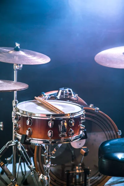악기 드럼 키트, 빛의 섬광, 아름 다운 빛 복사 공간 배경에서 — 스톡 사진