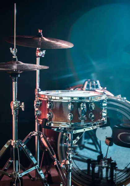 Instrumentos musicais kit de bateria, flash de luz, uma bela luz no fundo com espaço de cópia — Fotografia de Stock