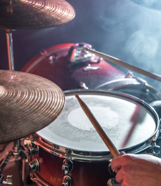 adam davul, bir ışık, güzel bir ışık içinde TZB çalış