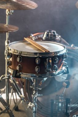 müzik aletleri davul seti, bir ışık, güzel bir ışık 