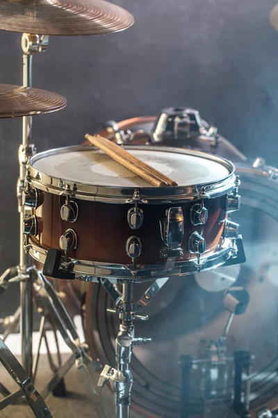 müzik aletleri davul seti, bir ışık, güzel bir ışık 