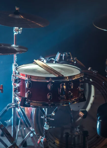 Instrumentos musicais kit de bateria, flash de luz, uma bela luz — Fotografia de Stock