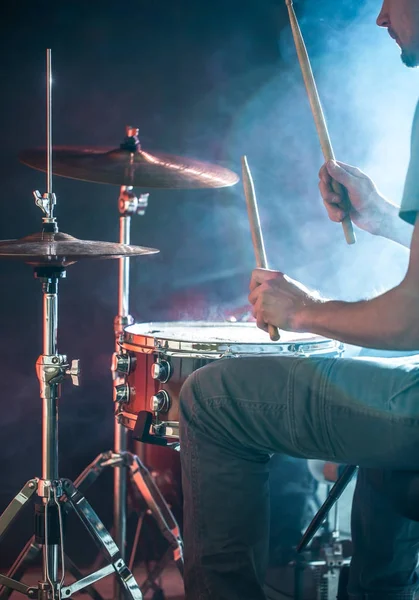Man spelar trumman, blixt av ljus, ett vackert ljus i bac — Stockfoto