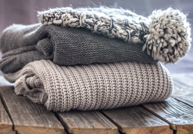 güzel örgü kıyafetleri, düzgünce katlanmış, yakın çekim, el yapımı swe