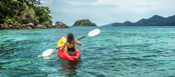 A girl on a canoe — Stock Photo, Image