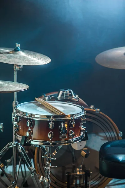 Instrumentos musicais kit de bateria, flash de luz, uma bela luz — Fotografia de Stock