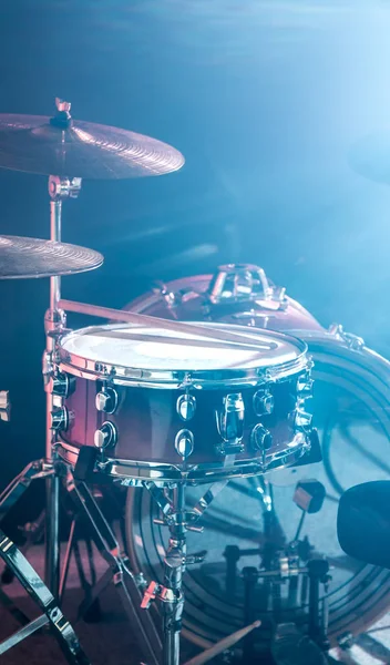 Musikinstrument drum kit, blixt av ljus, ett vackert ljus — Stockfoto