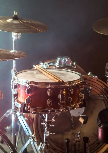 Instrumentos musicales kit de batería, flash de luz, una hermosa luz — Foto de Stock